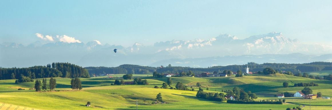 Ansicht Alpenvorland mit Bergkette im Hintergrund